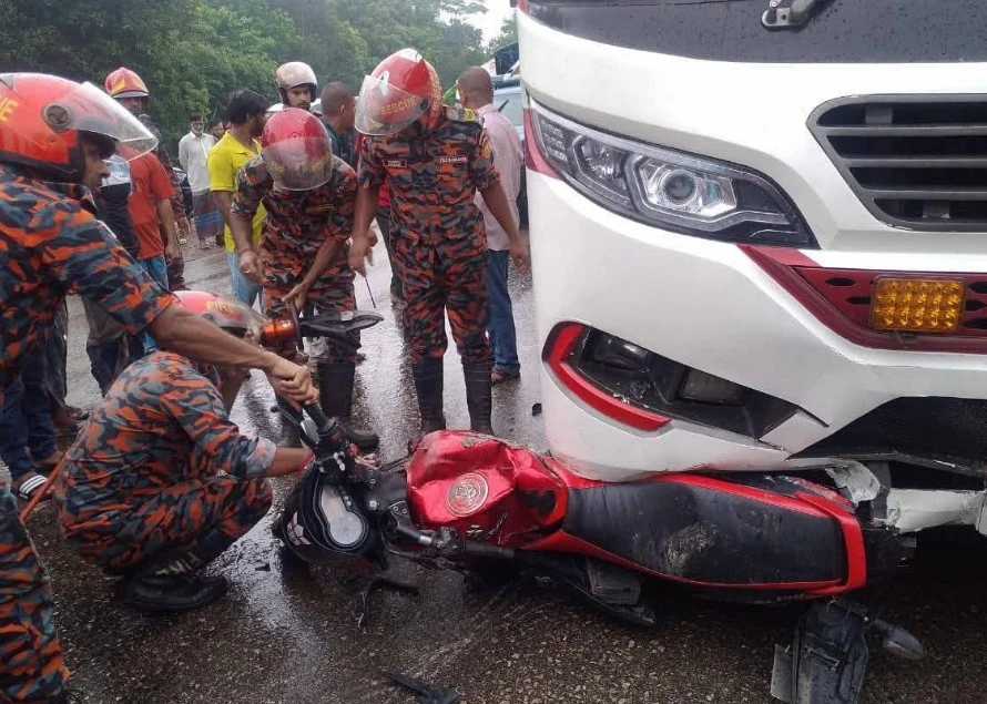 গৌরনদীতে  বাসের চাপায় মোটরসাইকেল আরোহী নিহত-১